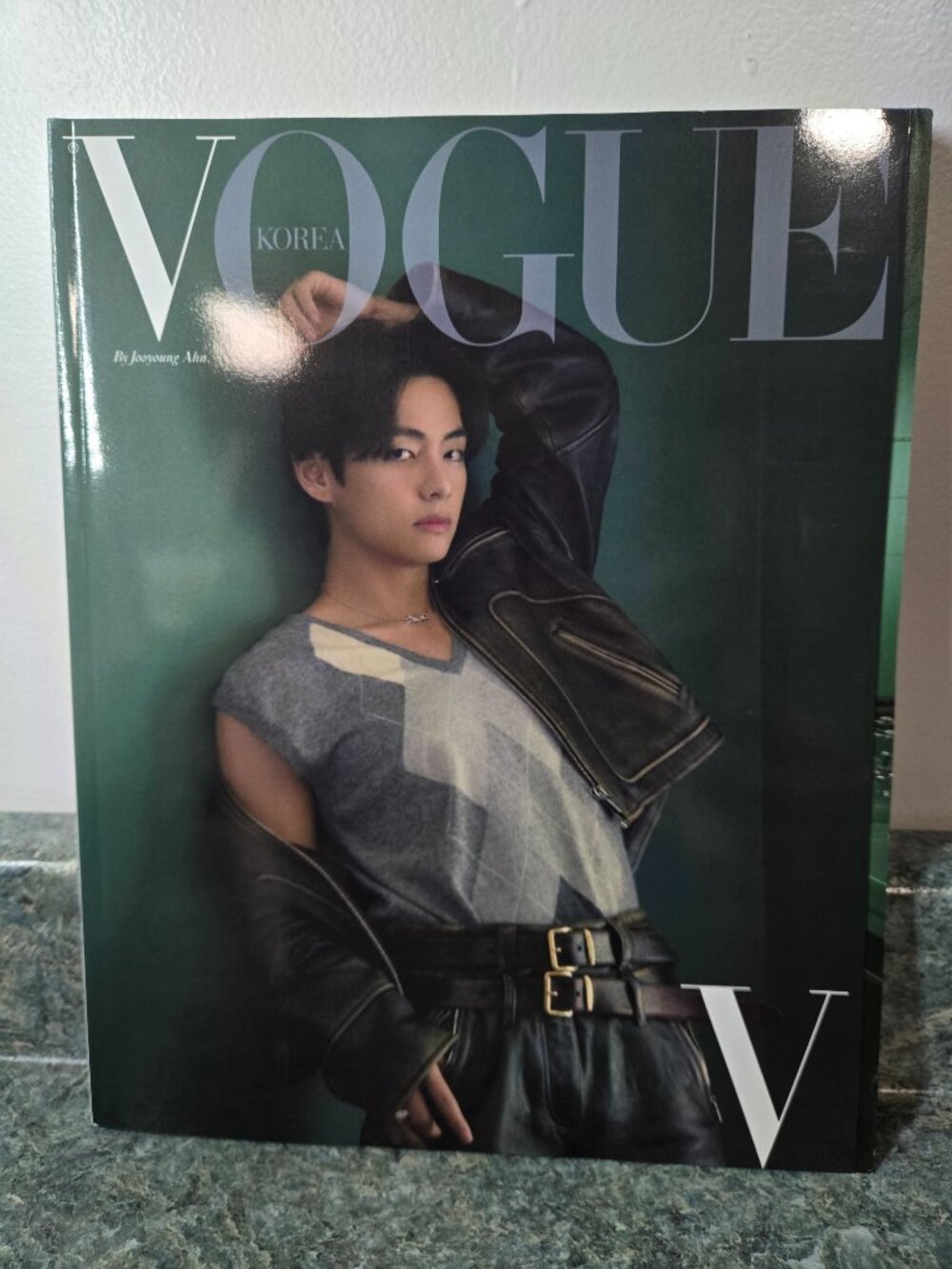 Vogue Korea BTS V (Kim Taehyung of BTS) Cover Magazine No. 315 October 2022-New - Picture 3 of 3